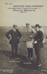 Amerikaanse vliegenier Orville Wright in gesprek met kroonprins Wilhelm van Duitsland tijdens een bezoek aan Berlijn