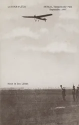 Franse vliegenier Hubert Latham vliegt over het Tempelhof vliegveld, Berlijn, september 1909