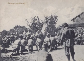 Duitse soldaten die deelnemen aan een openlucht kerkdienst
