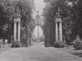 Potsdam, Ingang naar het Park van Sanssouci (zw/w foto)