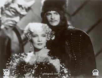 Still uit de film "The Scarlet Empress" met Marlene Dietrich en John Lodge