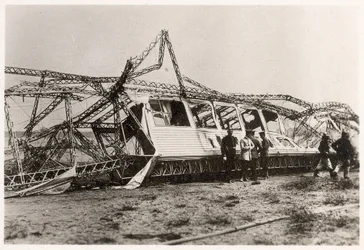 De ruïnes van de Zeppelin LZ10 "Schwaben" na de vernietiging op 28 juni 1912