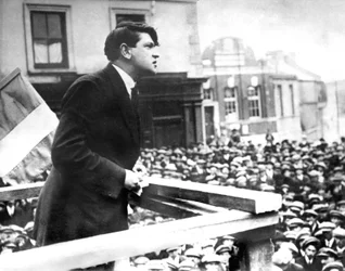 Laatste foto van de Ierse politicus Michael Collins tijdens zijn toespraak voor het Skibbereen Committee, maart 1922