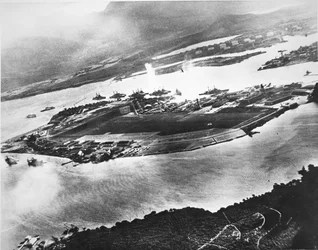 Luchtfoto van Ford Island en Battleship Row, Pearl Harbor, 7 december 1941