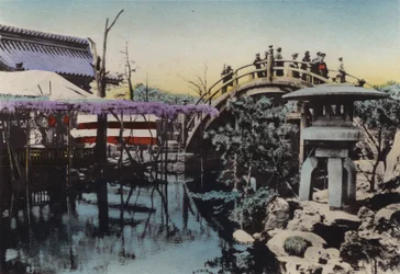 Japan, ca. 1912: Kameido Tempelterrein bekend om Wisteria bloesem in mei en Drum Bridge op het terrein