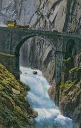 Een koets steekt de Teufelsbrucke over de Schollenenkloof in Zwitserland over. Ansichtkaart verzonden in 1913.