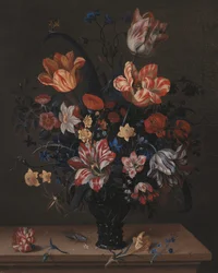 Tulpen en andere bloemen in een kamer