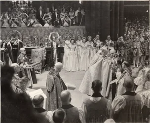 Hertogin Mary brengt tijdens de kroning hulde aan koningin Elizabeth II met haar kroon omhoog