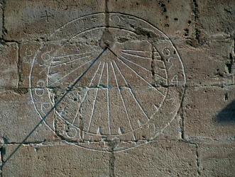 Zonnewijzer, detail van de Kerk van Santa Maria la Major, Montblanc, Catalonië (detail)