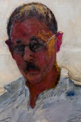 Zelfportret op een witte achtergrond, shirt met open kraag, detail