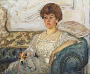Vrouw op een blauwe sofa