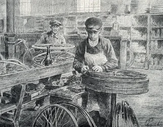 Arbeiders die de spaken aan de velgen van een fiets bevestigen tijdens de fabricage gravure uit de collectie van Pierre Calmette