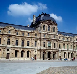 Architectuur: uitzicht op de vierkante binnenplaats van het Louvre