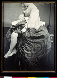 Gravin Verasis de Castiglione, geboren Virginia Oldoini, zittend op een tafel. De gravin tilt haar jurk op om haar benen en voeten bloot te leggen. Zilvergelatinebromide-afdruk, 1863, Parijs, Musée d