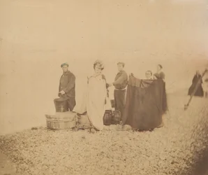 [La Comtesse met groep op een rotsachtig strand]