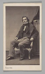 [Studioportret: Eugène Delacroix zittend op een stoel]