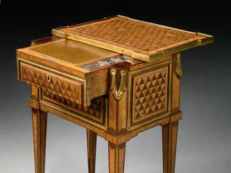 (detail) van een Louis XVI schrijftafel