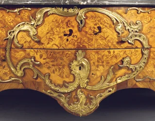 Detail van een Louis XV commode, verkocht door Adrien Delorme