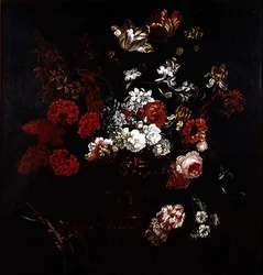 Stilleven van bloemen in een koperen vaas