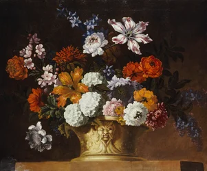Tulpen, sneeuwballen en andere bloemen in een gebeeldhouwde urn op een richel