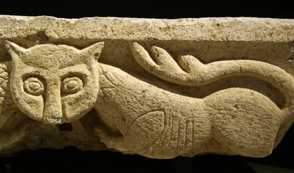 Detail van een zoomorfisch kapiteel van een van de originele kolommen