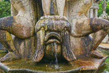 Visbeeldhouwwerk aan de voet van een obelisk, Lamego, Portugal. 1738