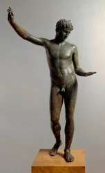 Griekse kunst: bronzen standbeeld van de «jongeman van Marathon» (efebe), dat Hermes als adolescente atleet voorstelt, toegeschreven aan de beeldhouwer Praxiteles (4e eeuw v.Chr.), 460 v.Chr., afmetingen 130 cm - Athene, Nationaal Archeologisch Museum