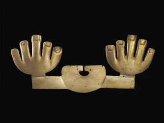 Neusornament met Handen, mogelijk Moche