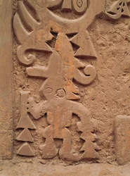 Detail van de reliëfs op de Tempel Huaca el Dragon (steen)