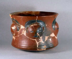 Precolumbiaanse kunst, Kotosh cultuur: terracotta recipient met menselijke gezichten. Dim. 16,2 cm 1000 v.Chr.-800 na Chr.