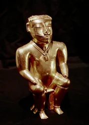 Precolumbiaanse kunst, Quimbaya beschaving (Colombia): beeldje van een zittende man in goud