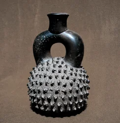 Precolumbiaanse kunst, Cupisnique-beschaving: vaas in de vorm van een kever en een granaatappel. 300 v.Chr.-100 n.Chr. Lima, Nationaal Museum voor Antropologie en Archeologie, Peru