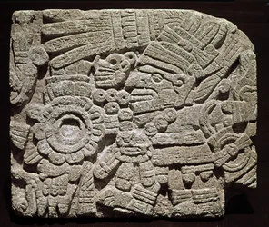 Precolumbiaanse kunst, gemengde beschaving: gebeeldhouwde borstplaat die een rijkelijk geklede persoon voorstelt - uit Oaxaca, Mexico. Nationaal Museum voor Antropologie van Mexico-Stad, Mexico