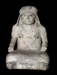 Precolumbiaanse kunst: oude vrouw met hoofdbedekking. Beeldhouwwerk uit Veracruz (Mexico)