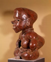 Precolumbiaanse kunst: beeldje van naakte gebochelde zittend. Uit Colima. Beschaving van de westkusten. 300-1250 AD. Archeologisch Museum van Guadalajara