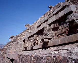 Precolumbiaanse beschaving: uitzicht op de site van Teotihuacan (300 v.Chr.-600 n.Chr.): de Tempel van Quetzalcoatl of Tempel van de Gevederde Slang. Mexico