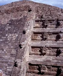 Precolumbiaanse beschaving: uitzicht op de site van Teotihuacan: de Tempel van Quetzalcoatl of Tempel van de Gevederde Slang