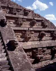 Precolumbiaanse beschaving: uitzicht op de site van Teotihuacan: de Tempel van Quetzalcoatl