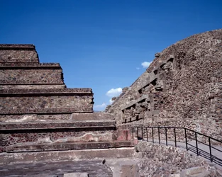 Precolumbiaanse beschaving: uitzicht op de site van Teotihuacan: de Tempel van Quetzalcoatl