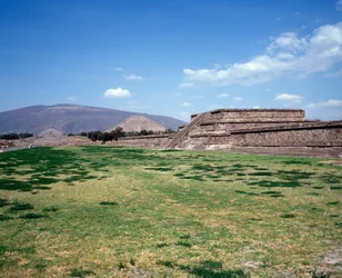 Precolumbiaanse beschaving: uitzicht op de site van Teotihuacan: de tempel (of piramide) van de zon. Mexico