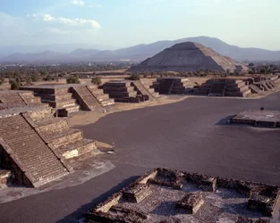 Precolumbiaanse beschaving: uitzicht op de site van Teotihuacan: de tempel van de zon