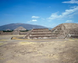 Precolumbiaanse beschaving: uitzicht op de site van Teotihuacan: de tempel (of piramide) van de zon