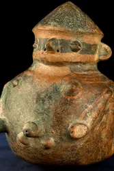 Keramiek met antropomorfe decoratie en handvat aan de zijkant / Precolumbiaanse kunst (terracotta)