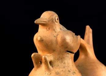 Keramiek met bruggreep en vogelontwerp / Precolumbiaanse kunst (terracotta)