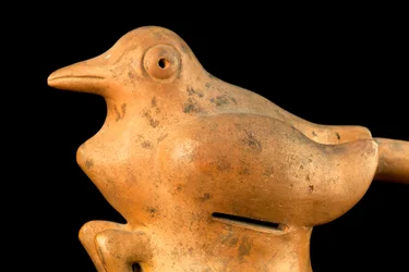 Keramiek met bruggreep en vogelontwerp / Precolumbiaanse kunst (terracotta)