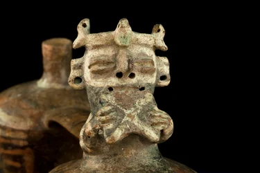 Keramiek met dubbel lichaam en bruggreep / Vicus cultuur (terracotta)