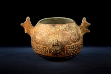 Bolvormige keramiek met zoömorfe decoratie / Precolumbiaanse kunst (terracotta)
