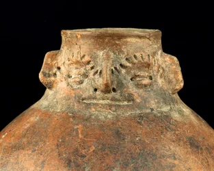 Bolvormige keramiek met cephalomorfe hals / Precolumbiaanse kunst (terracotta)