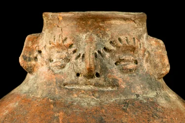 Bolvormige keramiek met cephalomorfe hals / Precolumbiaanse kunst (terracotta)