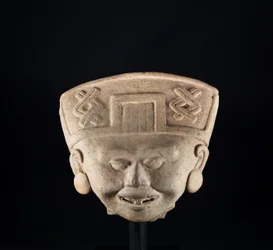 Lachend" beeldje / Mexico, Totanaque cultuur (terracotta)